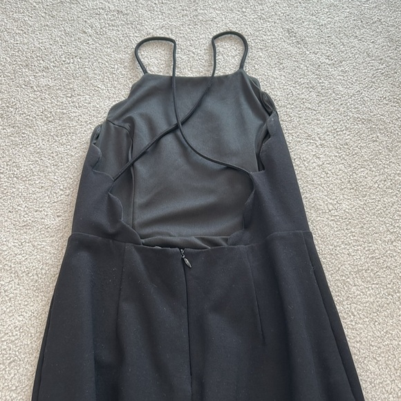 Elegant Black Sleeveless Dress - Picture 5 of 6